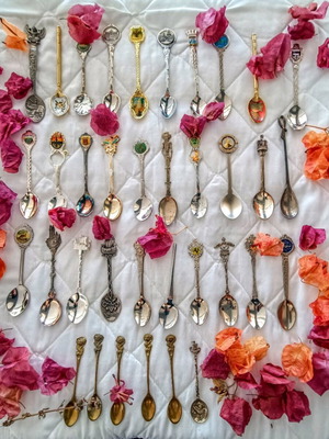Collectible country spoons like new, set of 36 pieces