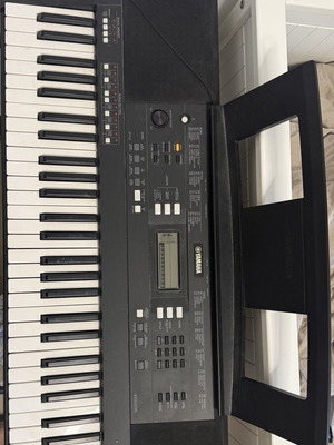 Yamaha PSR-A350 keyboard like new with stand and power supply