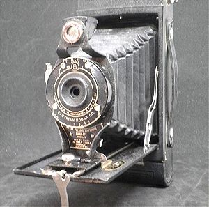 Αντίκα φωτογραφική μηχανή φυσούνα "EASTMAN KODAK HAWK-EYE" του 1917.