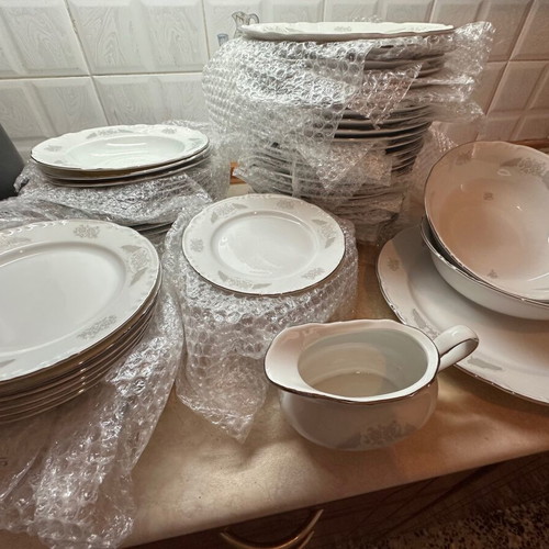 Karlovarský Porcelán Thun 1974 porcelain dinnerware set, complete 74 pieces