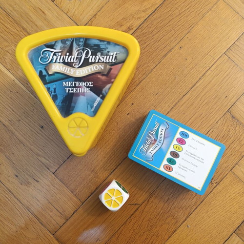 Trivial Pursuit Family Edition pocket size like new board game