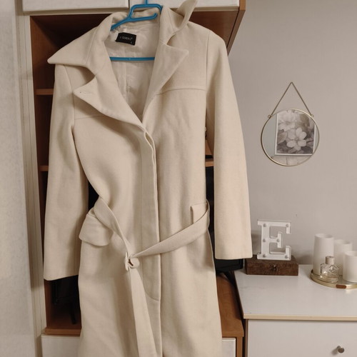 Coat Te Quiero large vanilla color with detachable belt like new