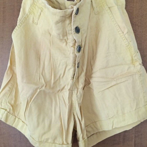 Yellow shorts Only used, size L 40 12 with fabric belt