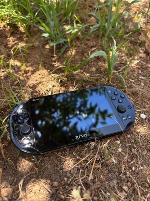 PlayStation Vita PS Vita модифициран комплект 64GB с 2 игри и аксесоари като нов