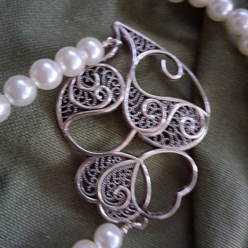 Vintage Atelier necklace like new, white and silver