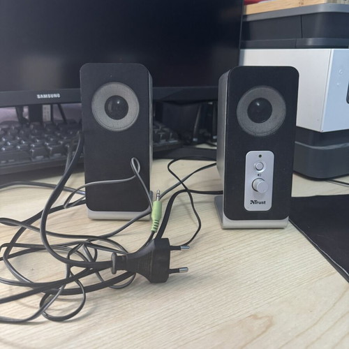 Trust 2.0 Stereo Computer Speakers like new, clear sound, volume control