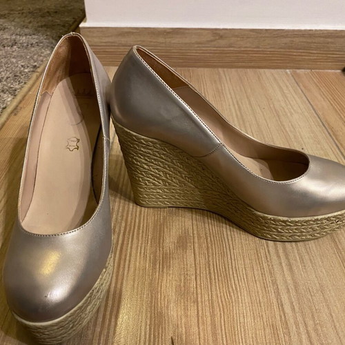 Shoes size 39 like new, gold shade