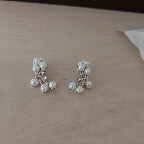 Jewelry set new with pearls and sparkling stones, white