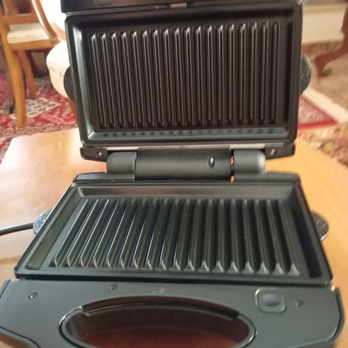 Toaster new, dimensions 22x20 cm with 22x13 cm plates