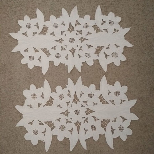 Set of two cut table runners used, white color