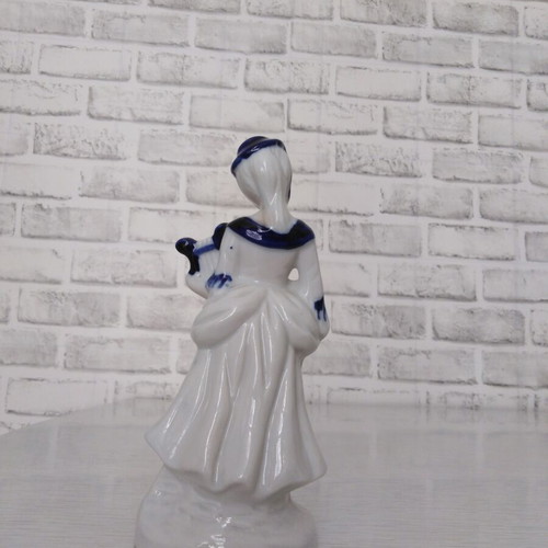 Vintage porcelain girl figurine like new