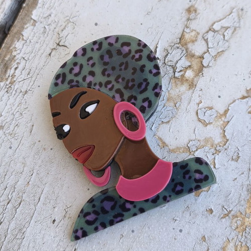 Acrylic brooch woman with leopard turban and pink details