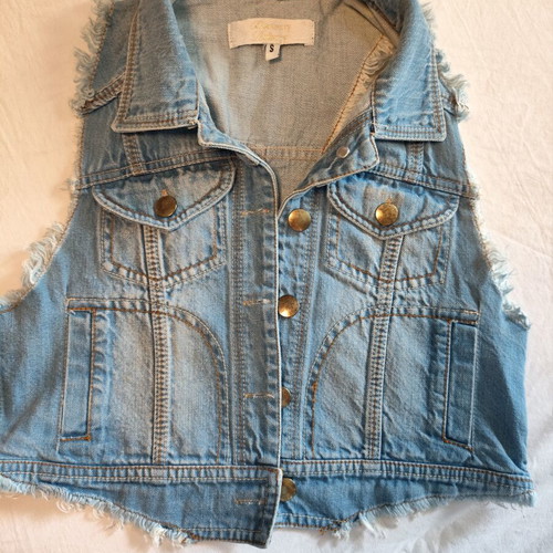 Denim vest like new, size small, blue