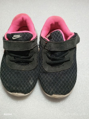 Παιδικά αθλητικά παπούτσια Nike Tanjun μεταχειρισμένα, μέγεθος 23.5, μαύρο και ροζ