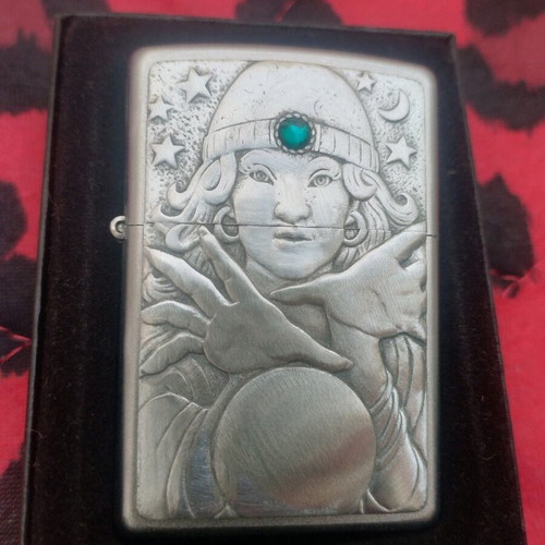 Zippo 2004 με σχέδιο μέντιουμ αναγλυφή, σαν καινούργιο