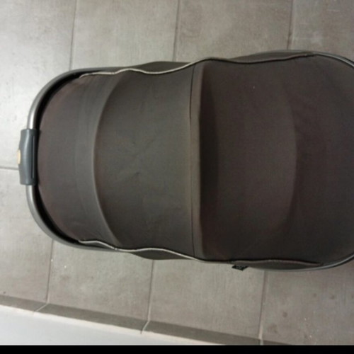 Egg 2 in 1 stroller and carrycot like new with detachable luggage and cup holder