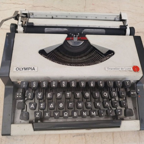 Olympia Traveller de Luxe typewriter used with case