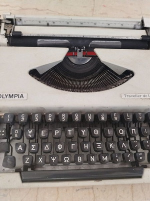 Olympia Traveller de Luxe typewriter used with case