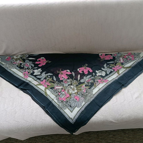 Headscarf used, size 90/88 cm
