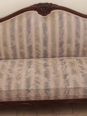 Traditional living room set with coffee table like new
