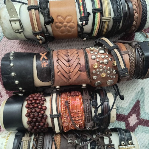 Leather bracelets like new, pack of about 90 pieces