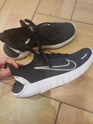 Nike αθλητικά μεταχειρισμένα με σκίσιμο πίσω, μέγεθος 37