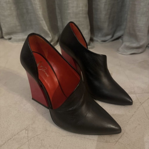 Black leather pumps with red heel like new