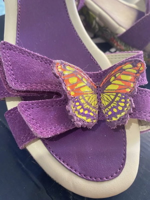Clarks sandals like new with low printed heel and butterfly decoration