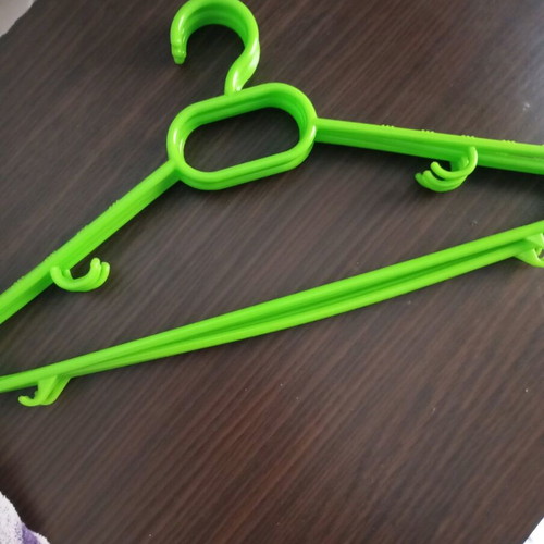 Plastic hangers like new, pack of 5, green color