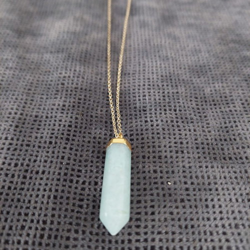 Necklace with stone unused, long gold chain and green stone