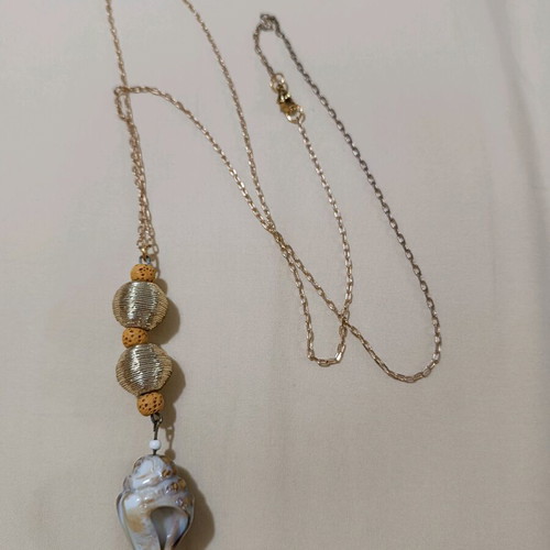 Long necklace like new with shell and gold chain