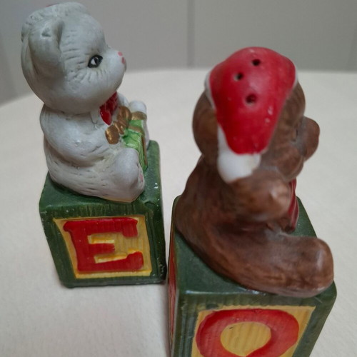 Christmas salt and pepper set vintage like new with bears and NOEL blocks