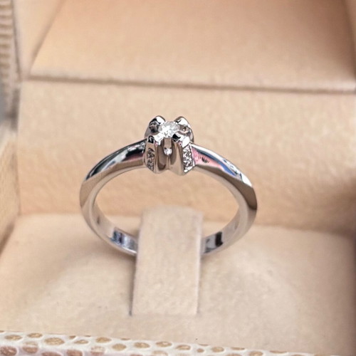 Diamond Solitaire Ring 18K White Gold like new, 0.06ct center