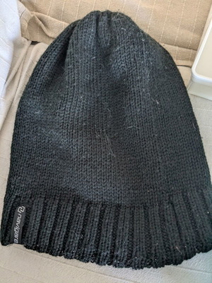 Black knit cap like new, size L