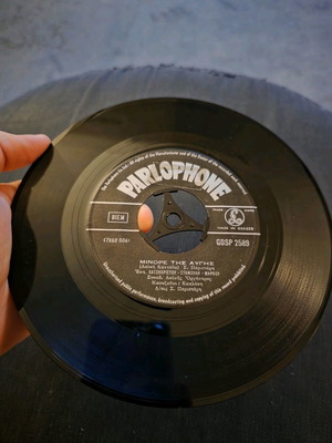 Rebetiko 45rpm record used with Markos Vamvakaris and Chatzichristou