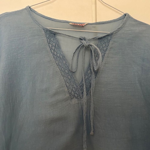 GUESS JEANS AUTHENTIC, airy 100% cotton, sky blue color, size M.