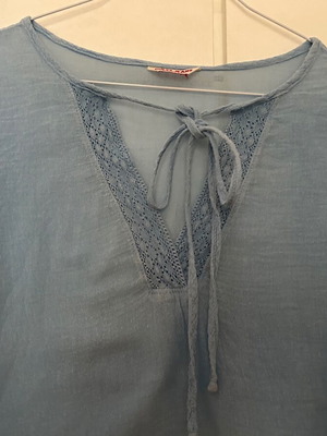 GUESS JEANS AUTHENTIC, airy 100% cotton, sky blue color, size M.