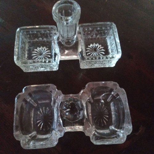 Salt and pepper set of 2 pieces like new