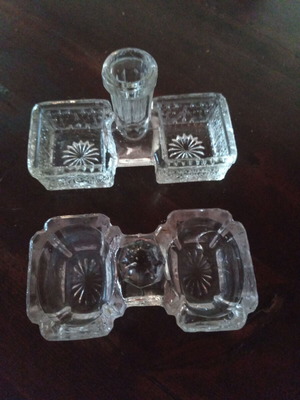 Salt and pepper set of 2 pieces like new