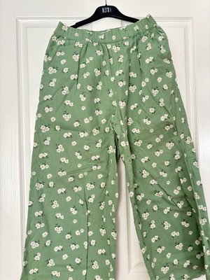 Mango Small pants veraman with daisies like new