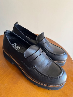 Bueno Shoes black moccasins like new, size 40