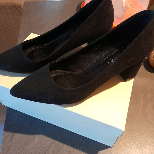 Suede black pumps size 37 like new with medium heel