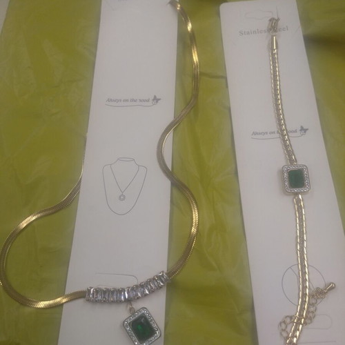 Jewelry set made of steel new with green and gold stones