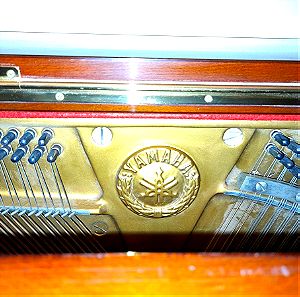 Πιάνο Yamaha U1, κλασσικό, όρθιο σε καφέ γυαλιστερό χρώμα, βάθος 58cm,  ύψος 118cm, μήκος 148cm , βάρος 228 kg. Συνοδεύεται από κάθισμα.