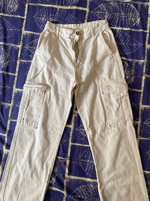 Карго панталон Stradivarius бежов номер 38 като нов