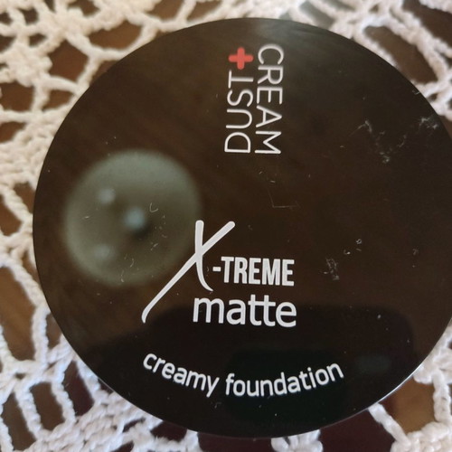 Creamy makeup new from dust and cream