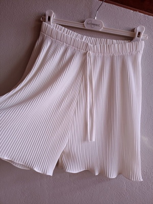 Beach pleated shorts, cream, size M