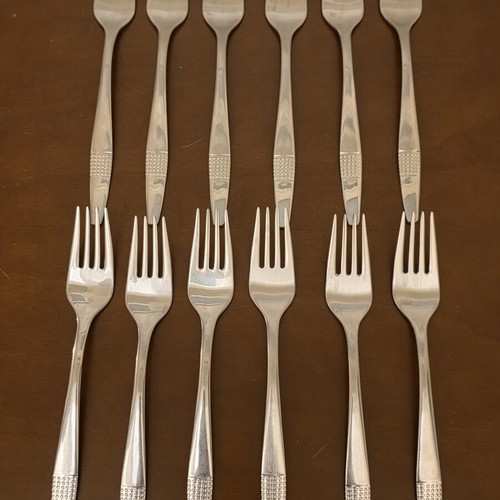 Branded knives set like new, 80+ pieces with authenticity stamps