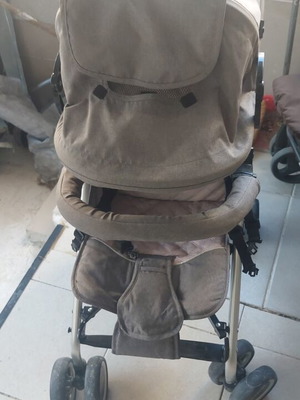 Lightweight foldable baby stroller