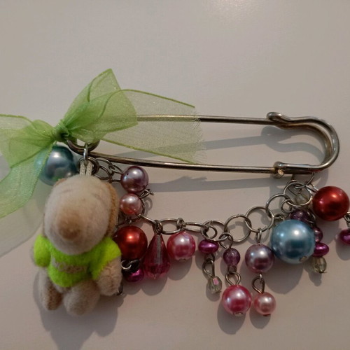 Snoopy pin like new